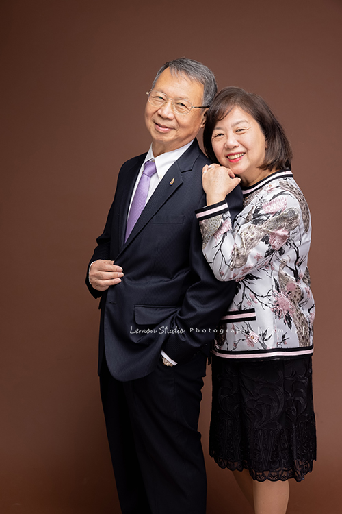 佩珊媽麻和公公婆婆及家人們一起來拍照，這張是公公婆婆兩人甜蜜的合照！