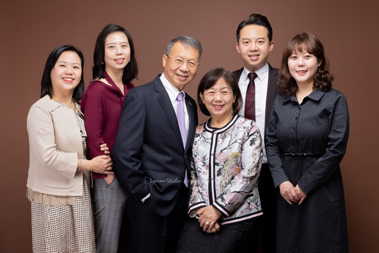 佩珊媽麻和公公婆婆及家人們一起來拍照，這張是公公婆婆和兒女們正式感的全家福合照！