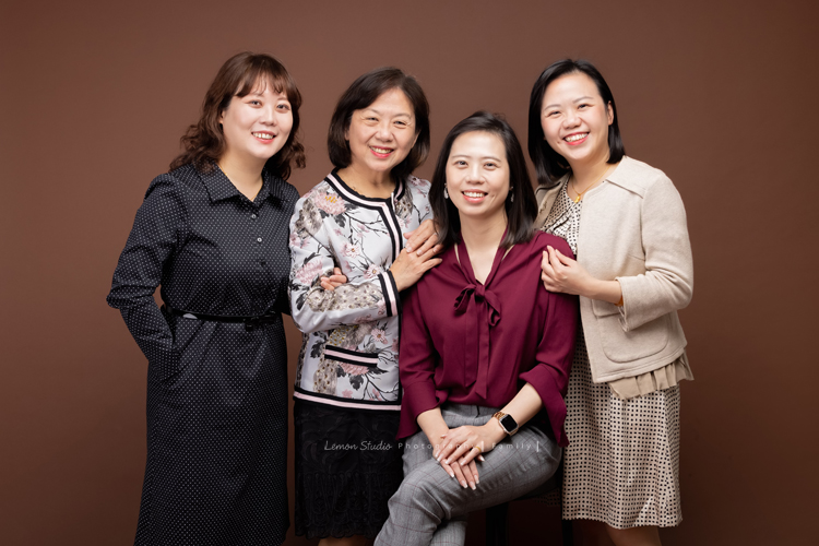 佩珊媽麻和公公婆婆及家人們一起來拍照，這張是婆婆和女兒們的合照！