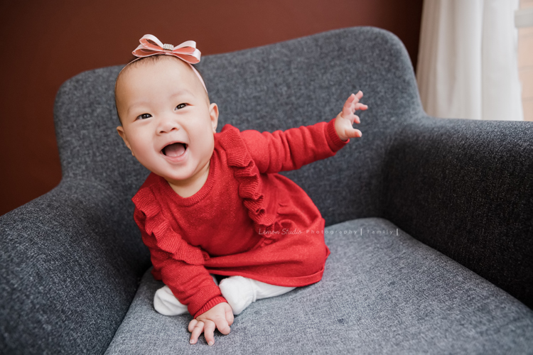 佩珊媽麻和公公婆婆及家人們一起來拍照，這張是七個月的小寶貝好可愛！表情姿勢都好逗趣啊！