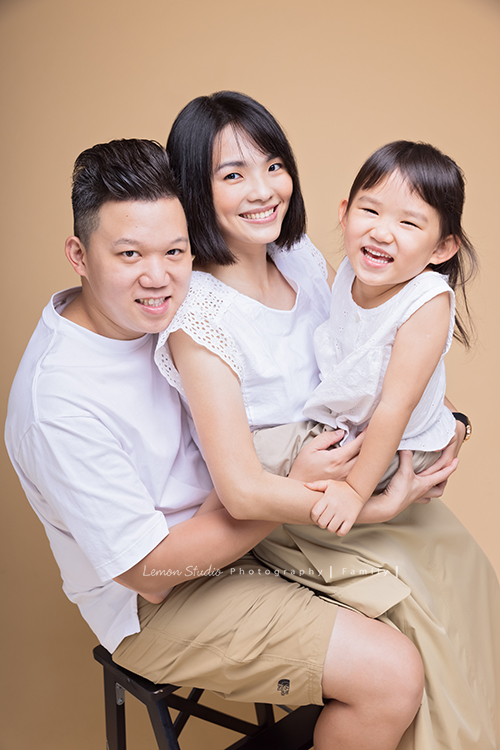 櫟櫟五歲時的兒童寫真,這張是櫟櫟跟爸拔媽麻的全家福!