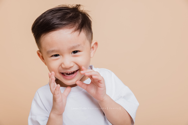 Ina媽麻一家帶著三歲半的孩子來拍全家福，伯父伯母及姊姊也都好上相啊，這張是孩子笑得很開心的獨照！