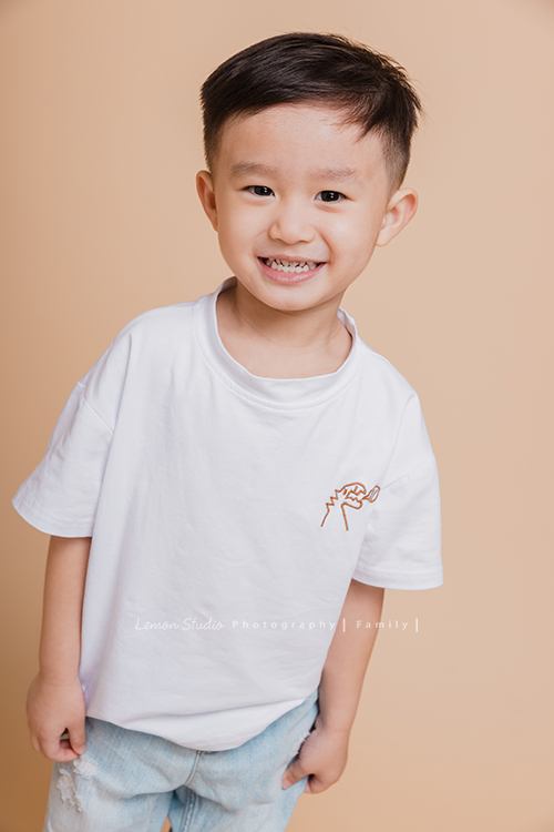 Ina媽麻一家帶著三歲半的孩子來拍全家福，伯父伯母及姊姊也都好上相啊，這張是孩子看著鏡頭的帥氣獨照！
