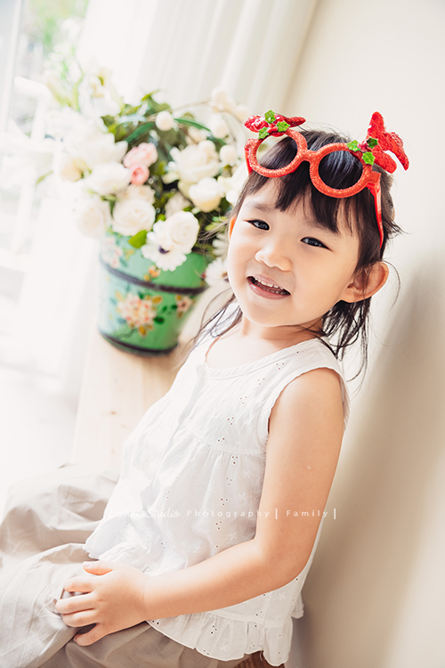 櫟櫟五歲時的兒童寫真,這張是櫟櫟帶著可愛的造型眼鏡的相片!