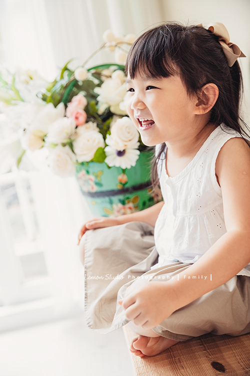 櫟櫟五歲時的兒童寫真,這張是櫟櫟被爸拔媽麻逗笑得很開心的相片!