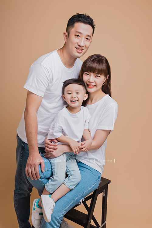 Ina媽麻一家帶著三歲半的孩子來拍全家福，伯父伯母及姊姊也都好上相啊，這張是Ina媽麻一家的全家福家庭攝影！