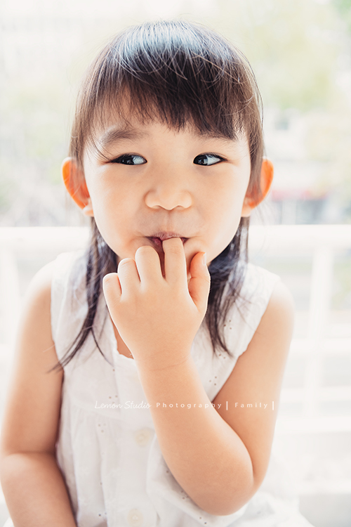櫟櫟五歲時的兒童寫真,這張是櫟櫟咬手指頭的可愛相片!