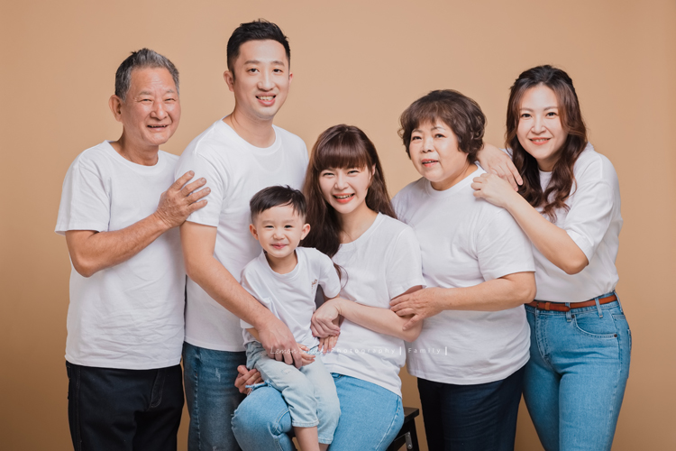 Ina媽麻一家帶著三歲半的孩子來拍全家福，伯父伯母及姊姊也都好上相啊，這張是一大家子穿著休閒白色上衣的全家福！有另一種感覺很棒啊！