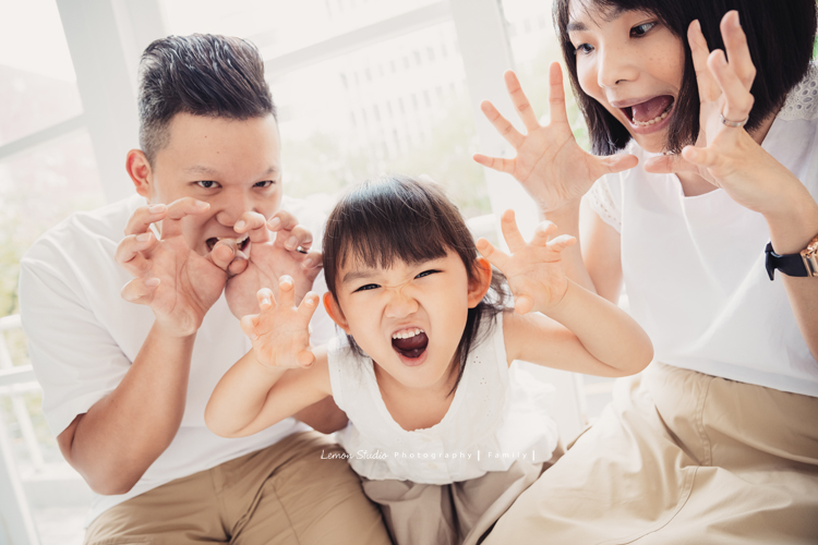 櫟櫟五歲時的兒童寫真,這張是櫟櫟跟爸拔媽麻一起做獅子吼的相片,三人都好像啊!