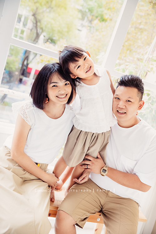 櫟櫟五歲時的兒童寫真,這張是一家三口可愛的全家福!