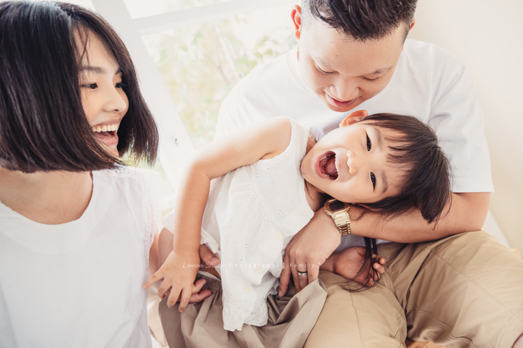 櫟櫟五歲時的兒童寫真,這張是櫟櫟開心地玩到倒在爸拔身上的相片!