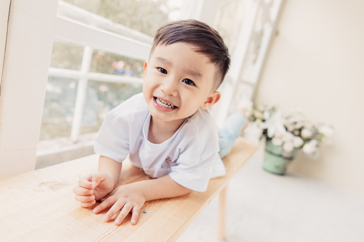 Ina媽麻一家帶著三歲半的孩子來拍全家福，伯父伯母及姊姊也都好上相啊，這張是孩子的獨照！