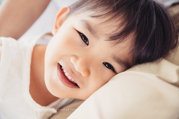 櫟櫟五歲時的兒童寫真,這張是櫟櫟趴在媽麻身上的相片,櫟櫟表情好自然啊!