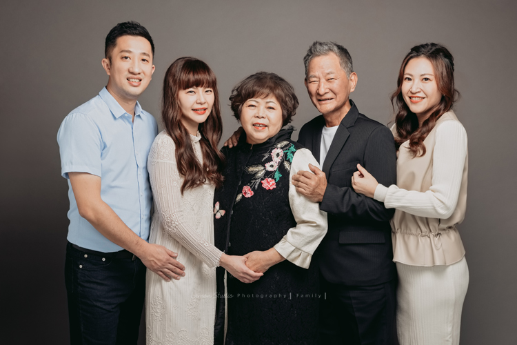 Ina媽麻一家帶著三歲半的孩子來拍全家福，伯父伯母及姊姊也都好上相啊，這張是另一張美好的全家福！一家人感情很好啊！