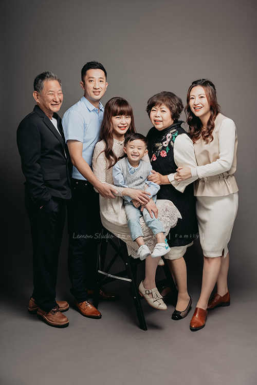 Ina媽麻一家帶著三歲半的孩子來拍全家福，伯父伯母及姊姊也都好上相啊，這張是Ina媽麻一家和伯父伯母、及姊姊的全家福！這張的氛圍好棒啊！
