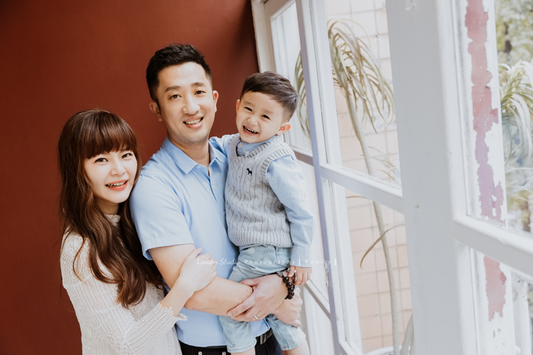 Ina媽麻一家帶著三歲半的孩子來拍全家福，伯父伯母及姊姊也都好上相啊，這張是Ina媽麻一家美好的全家福！