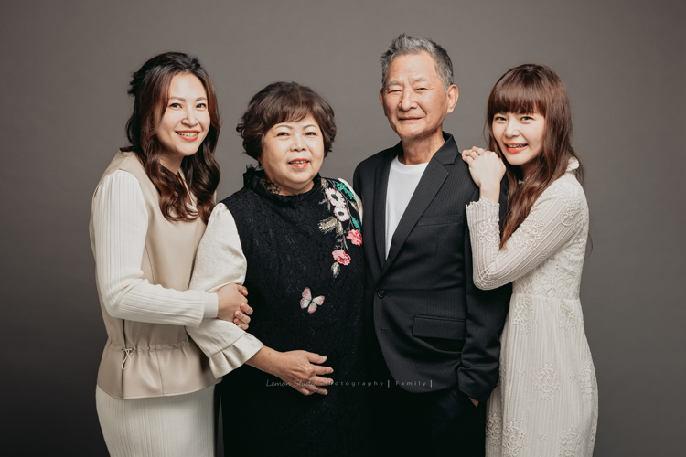 Ina媽麻一家帶著三歲半的孩子來拍全家福，伯父伯母及姊姊也都好上相啊，這張是Ina媽麻和姊姊及伯父伯母的合照！