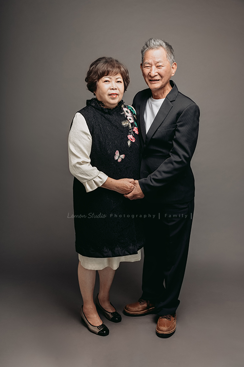 Ina媽麻一家帶著三歲半的孩子來拍全家福，伯父伯母及姊姊也都好上相啊，這張是伯父伯母兩人美好的合照！