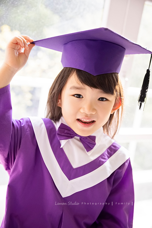 六歲幼兒園即將畢業的櫟櫟的兒童攝影,這張是櫟櫟穿上幼兒園畢業服的個人照!
