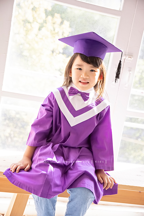 六歲幼兒園即將畢業的櫟櫟的兒童攝影,這張是櫟櫟穿上幼兒園畢業服的個人照!就快要畢業進入另一個階段了!