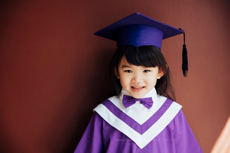 六歲幼兒園即將畢業的櫟櫟的兒童攝影,這張是穿著畢業服戴畢業帽的櫟櫟!