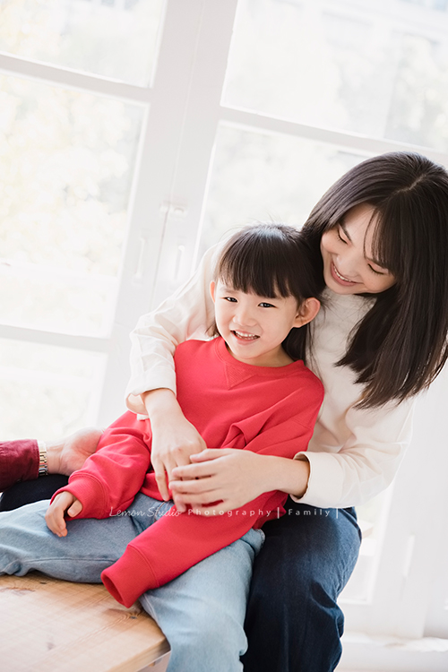 六歲幼兒園即將畢業的櫟櫟的兒童攝影,這張是媽麻抱著櫟櫟的相片!才一年, 櫟櫟長大好多啊!