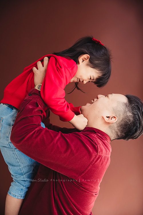 六歲幼兒園即將畢業的櫟櫟的兒童攝影,這張是爸拔抱著櫟櫟玩的相片!爸拔和櫟櫟感情很好啊!