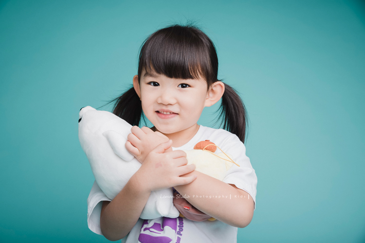 六歲幼兒園即將畢業的櫟櫟的兒童攝影,這張是抱著娃娃的櫟櫟!好像日本廣告裡的小女生啊!