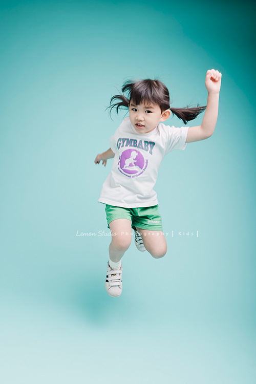 六歲幼兒園即將畢業的櫟櫟的兒童攝影,這張跳起來的櫟櫟!好像日本廣告裡的小女生啊!