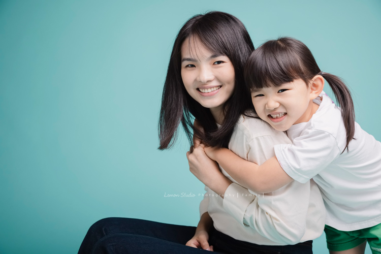 六歲幼兒園即將畢業的櫟櫟的兒童攝影,這張是抱著媽麻的櫟櫟!