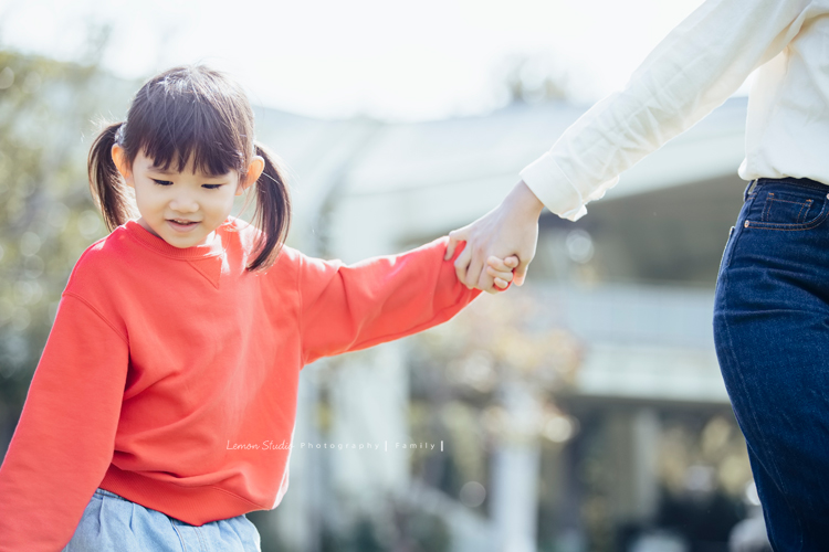 六歲幼兒園即將畢業的櫟櫟的兒童攝影,這張是媽麻牽著櫟櫟的手的相片!