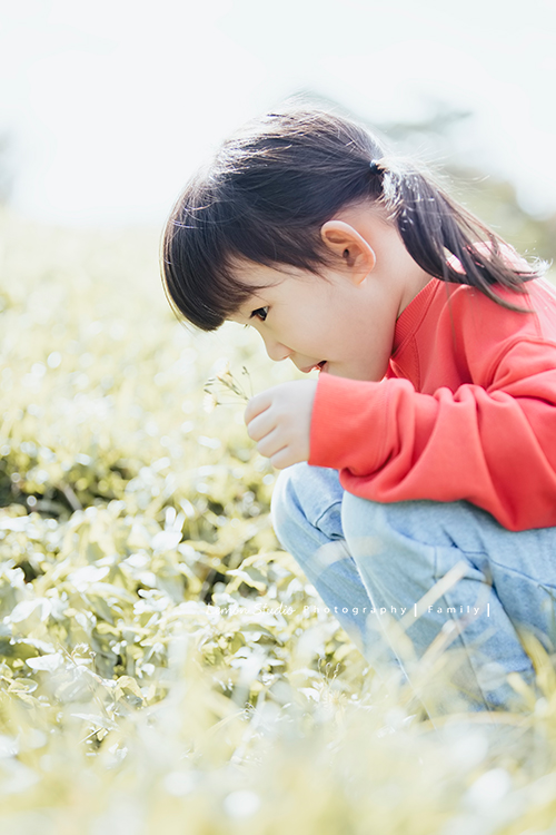 六歲幼兒園即將畢業的櫟櫟的兒童攝影,這張是看著小花拿著小花的櫟櫟!