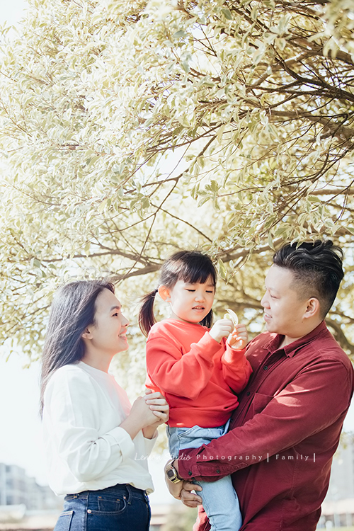 六歲幼兒園即將畢業的櫟櫟的兒童攝影,這張是櫟櫟和爸拔媽麻在戶外的相片!