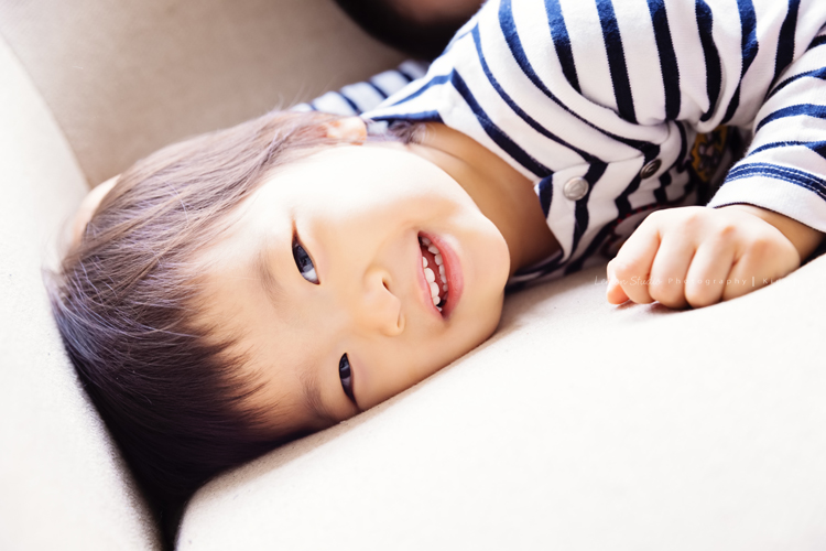 可愛的一佳即將滿周歲時來拍寶寶寫真，這次的一佳好多表情，跟哥哥及媽麻好多互動！這張是可愛的一佳趴在沙發上玩的模樣！