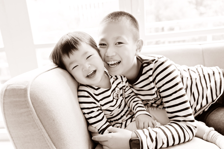 可愛的一佳即將滿周歲時來拍寶寶寫真，這次的一佳好多表情，跟哥哥及媽麻好多互動！這張是可愛的一佳在哥哥身旁笑得很燦爛的模樣！兩人太可愛了！