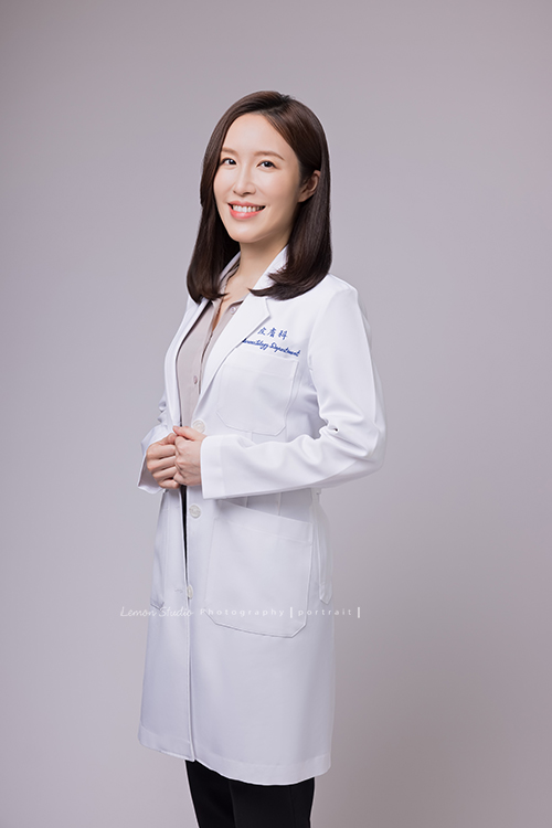 今天來拍形象照的是一位皮膚科女醫師,為了拍美科實業醫師代言形象照來到工作室,這張看起來很有親和力啊!