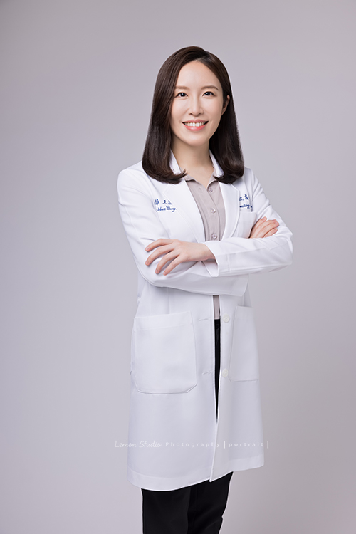 今天來拍形象照的是一位皮膚科女醫師,為了拍美科實業醫師代言形象照來到工作室,這張醫師抱胸看起來很有自信!