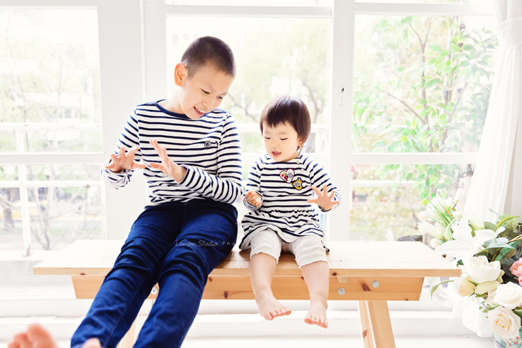 可愛的一佳即將滿周歲時來拍寶寶寫真，這次的一佳好多表情，跟哥哥及媽麻好多互動！這張是可愛的一佳跟哥哥在玩的可愛模樣！