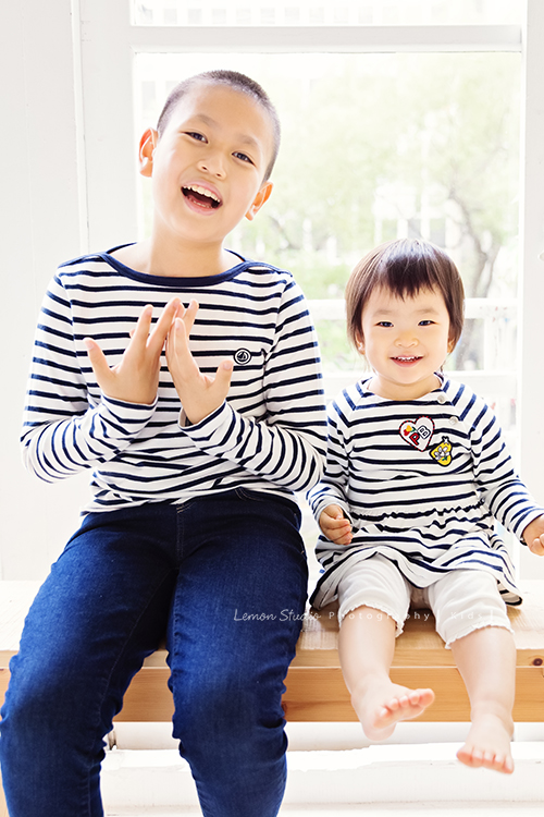 可愛的一佳即將滿周歲時來拍寶寶寫真，這次的一佳好多表情，跟哥哥及媽麻好多互動！這張是可愛的一佳跟哥哥的合照！