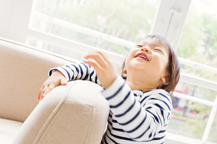 可愛的一佳即將滿周歲時來拍寶寶寫真，這次的一佳好多表情，跟哥哥及媽麻好多互動！這張是可愛的一佳玩得很開心的模樣！