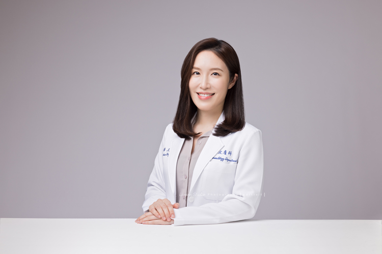 今天來拍形象照的是一位皮膚科女醫師,為了拍美科實業醫師代言形象照來到工作室,這張醫師坐在桌前很沈穩又美麗啊!