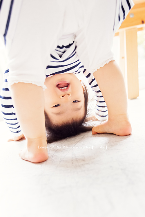 可愛的一佳即將滿周歲時來拍寶寶寫真，這次的一佳好多表情，跟哥哥及媽麻好多互動！這張是可愛的一佳頭在地上玩的模樣！