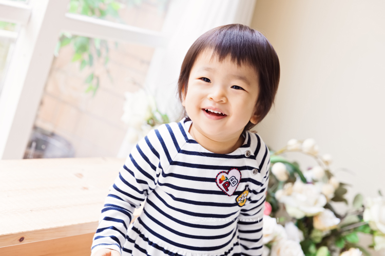 可愛的一佳即將滿周歲時來拍寶寶寫真，這次的一佳好多表情，跟哥哥及媽麻好多互動！這張是可愛的一佳笑得很開心的獨照！