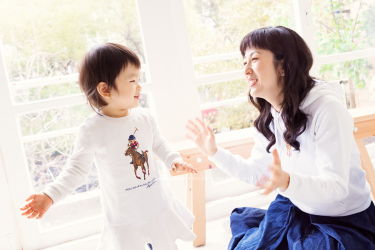 可愛的一佳即將滿周歲時來拍寶寶寫真，這次的一佳好多表情，跟哥哥及媽麻好多互動！這張是可愛的一佳跟媽麻可愛的互動！