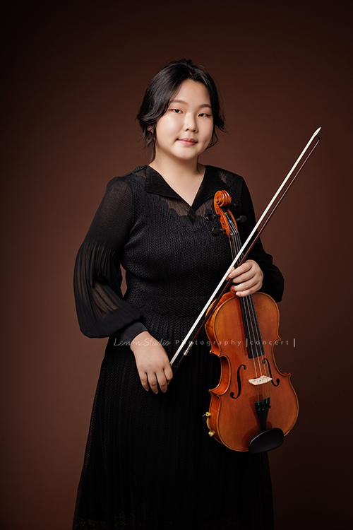 天母國小的四位孩子，為了即將來到的音樂會來拍照！這張是綩萓手拿中提琴的照片！