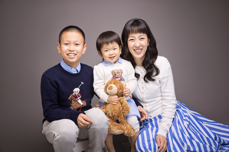 可愛的一佳即將滿周歲時來拍寶寶寫真，這次的一佳好多表情，跟哥哥及媽麻好多互動！這張是可愛的一佳跟哥哥及媽麻的全家福合照！
