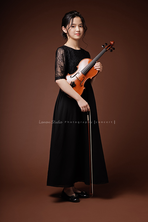 天母國小的四位孩子，為了即將來到的音樂會來拍照！這張是永潔和小提琴的全身照！永潔很有氣質！