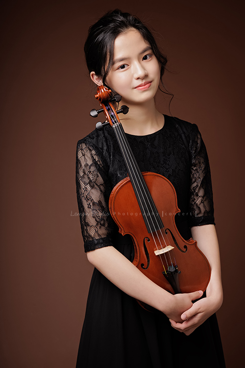 天母國小的四位孩子，為了即將來到的音樂會來拍照！這張是永潔和小提琴的合照！永潔好可愛啊！