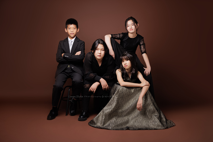 天母國小的四位孩子，為了即將來到的音樂會來拍照！這張是四人的團體合照，這張很有氣勢的感覺啊！