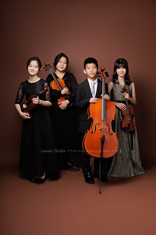 天母國小的四位孩子，為了即將來到的音樂會來拍照！這張是四人的團體合照，這張很有氣質很美的一張合照！